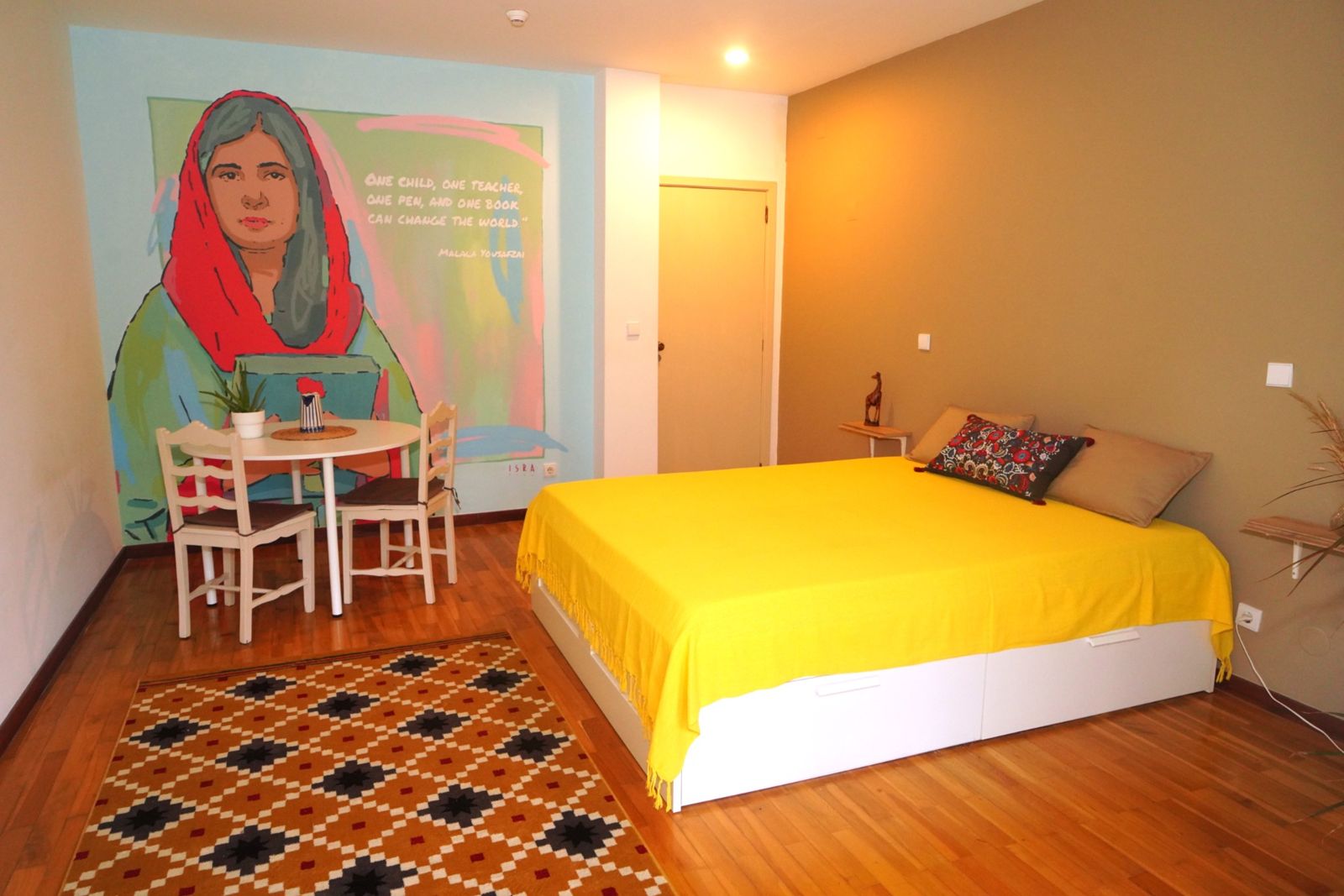 A hand-painted private room at StartArt